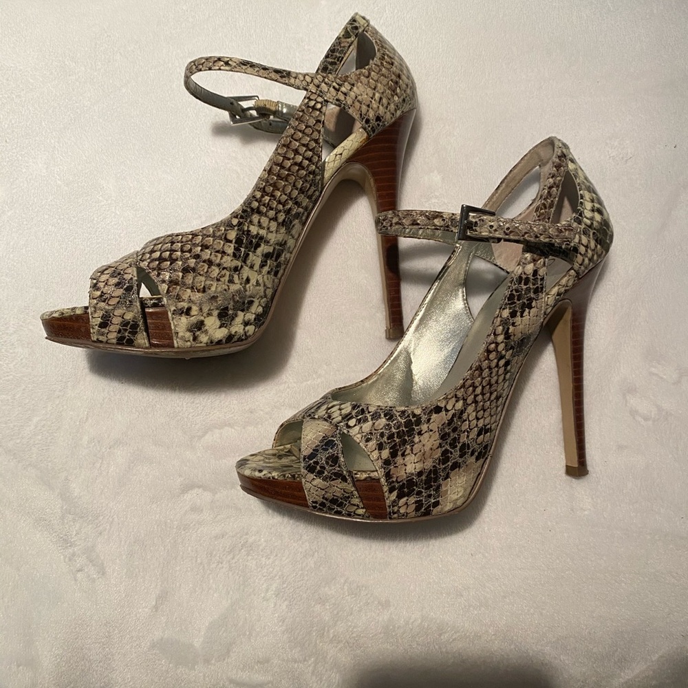 GUESS SNAKE-PRINT HEELS